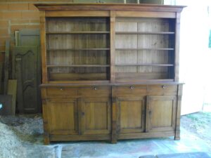 fabrication d'une bibliothèque en vieux bois de style empire avec quatre porte partie basse et étagère partie haute