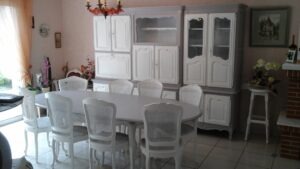 meuble de salle à manger relooké en gris et blanc composé d'une table six chaise et un buffet
