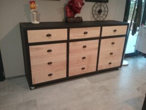 fabrications d'un meuble de style indus avec un mélange de fer et de bois compose de trois portes et tiroir