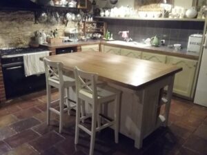 Fabrication d'un îlot central en chêne massif repeint et patiné avec le plateau naturel