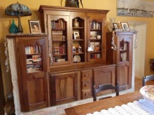 Fabrication d'une bibliothèque en noyer avec des portes ancienne avec une patine claire