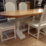 table monastère relooké avec le piètement de couleur blanche et le plateau bois de couleur naturel verni s satiné