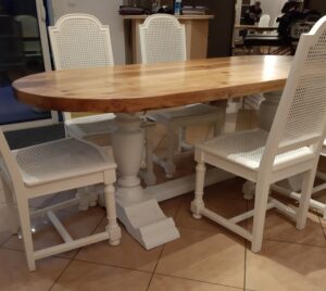 table monastère relooké avec le piètement de couleur blanche et le plateau bois de couleur naturel verni s satiné