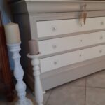 commode louis Philippe relooké de couleur blanche et grise composé de trois tiroirs avec des entre cœur sur les tiroirs