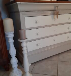 commode louis Philippe relooké de couleur blanche et grise composé de trois tiroirs avec des entre cœur sur les tiroirs