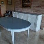 buffet enfilade quatre porte et tiroir relooké de couleur blanc et le plateau gris foncé , et une table avec rallonge assorti a la table