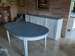 buffet enfilade quatre porte et tiroir relooké de couleur blanc et le plateau gris foncé , et une table avec rallonge assorti a la table