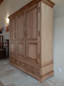 Fabrications d'une armoire en châtaignier composer de trois portes et trois tiroirs teinté et patine claire