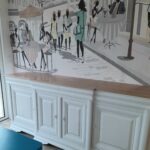 Enfilade Louis Philippe compose de quatre porte avec les tiroir dans la doucine relooké en blanc avec un plateau bois naturel