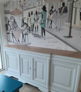 Enfilade Louis Philippe compose de quatre porte avec les tiroir dans la doucine relooké en blanc avec un plateau bois naturel