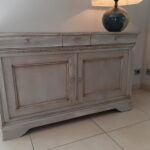Buffet Louis Philippe relooké avec une doucine et deux portes et trois tiroirs