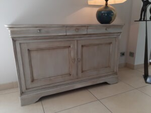 Buffet Louis Philippe relooké avec une doucine et deux portes et trois tiroirs