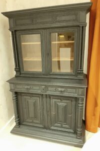 buffet Henry II compose de quatre porte dont deux vitre sur la partie haute et deux tiroir sur le milieu