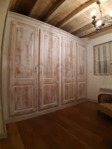 Fabrication d'un dressing en chêne massif blanchit composer de quatres portes a panneaux