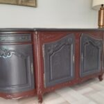 Enfilade Louis XV relooké de couleur rouge et gris avec quatre porte et deux tiroir