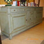 Enfilade relooké composé de trois portes et trois tiroirs avec une patine usé