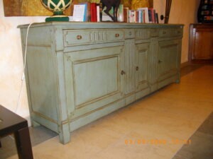 Enfilade relooké composé de trois portes et trois tiroirs avec une patine usé