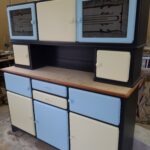 restauration et relooking d'un meuble mado en sapin composé huit porte