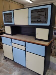 restauration et relooking d'un meuble mado en sapin composé huit porte