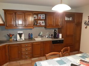 cuisine en chêne foncé avant la rénovation des portes et tiroir pour la relooké