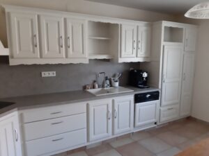 cuisine apprêt le relooking en blanc le changement de poignets et de charnière