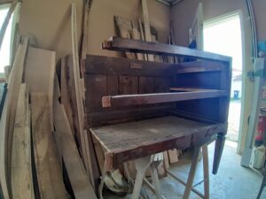 Restaurations d'une commode en noyer avec deux tiroir et une patine claire