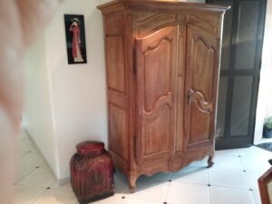 restaurations d'une armoire Louis XV en merisier avec une patine a la cire