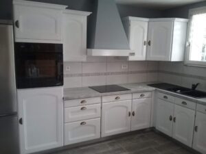 Relooking de cuisine après le décapage et le changement de couleur et les charnière et les poignées de portes