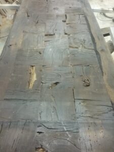 plateau d'une table monastère endommager par le temps et la vieillesses