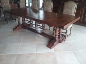 Restauration de la table monastères en noyer avec la reprise du plateau et des pied tourné