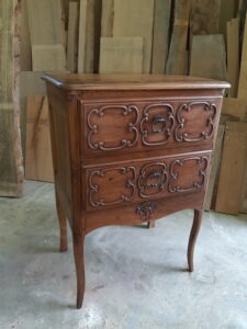 Restauration d'un chevet en noyer blond avec deux tiroirs sculpter
