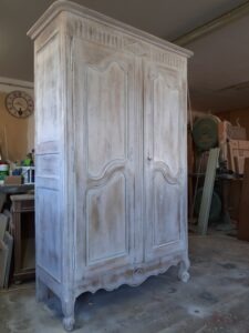 Restauration d'une armoire relooké de couleur blanc patine usée