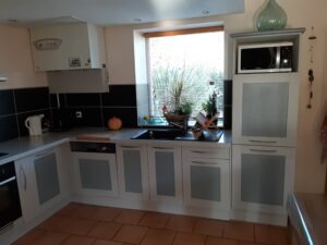 Cuisine relooké avec de couleur gris clair et gris ,et changement des poignées de porte