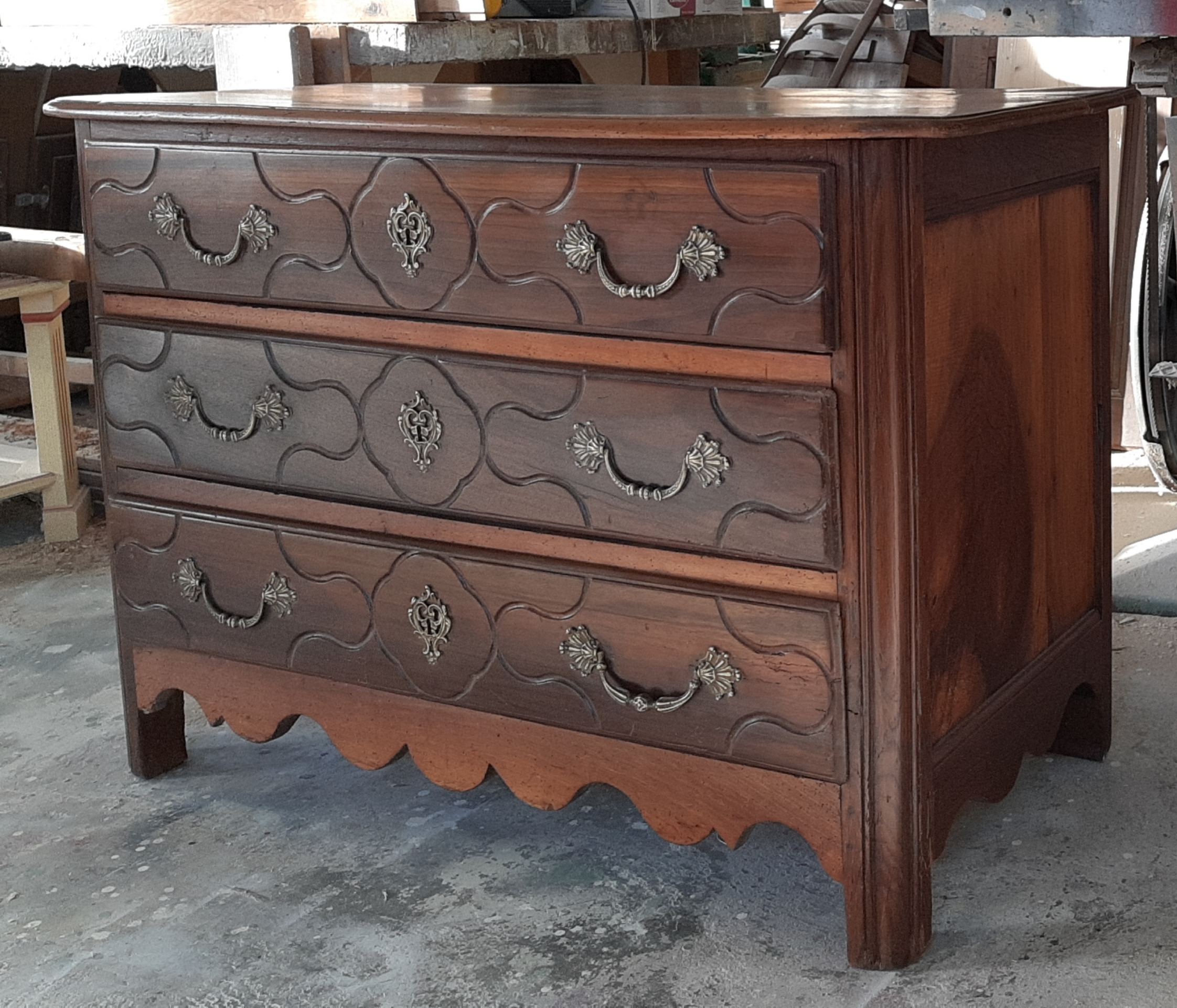 Restauration d'une commode en noyer avec trois tiroirs en noyer