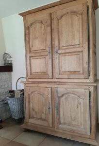 Restauration d'un buffet deux corps en chêne éclairci avec une finitions naturelle