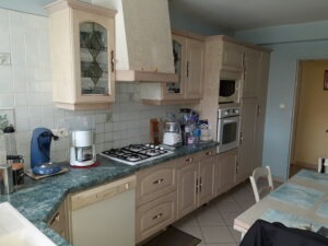 cuisine avant d'être relooké avec les porte et les tiroirs de couleur bois