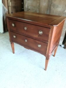 restauration d'une commode en noyer avec deux tiroir et une patine claire