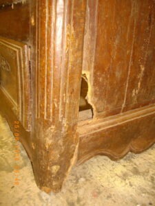 restauration d'un pied d'armoire faire une greffe et refaire les mortaise et sculpter la volute