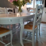 table et chaise relooké de couleur grise avec une patine vieilli