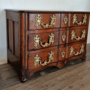 restauration d'une commode en noyer de style Louis XIV avec trois tiroir