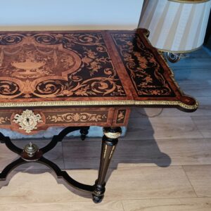 table marqueté de style Napoléon en noyer et citronnier