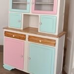 meuble mado relooké avec six portes et deux tiroir de couleur blanche rose et verte